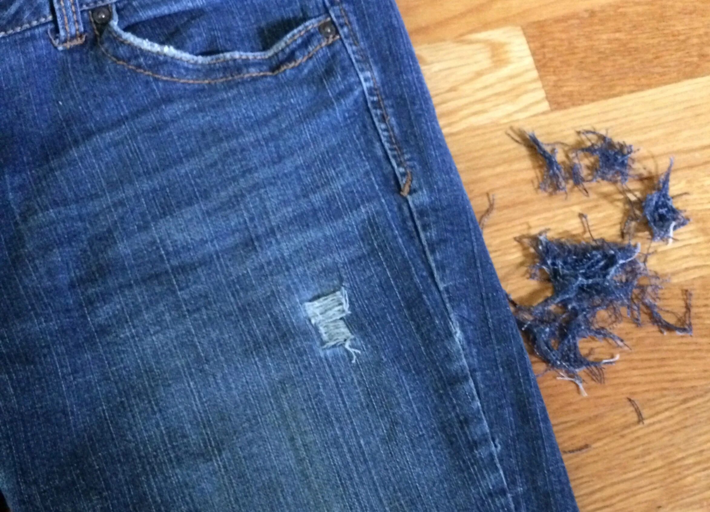Джинсы с дырками и потертостями. Как сделать потертую джинсу. Разрезы на джинсах своими руками. Потереть джинсы пемзой. Потертости на джинсах своими руками.
