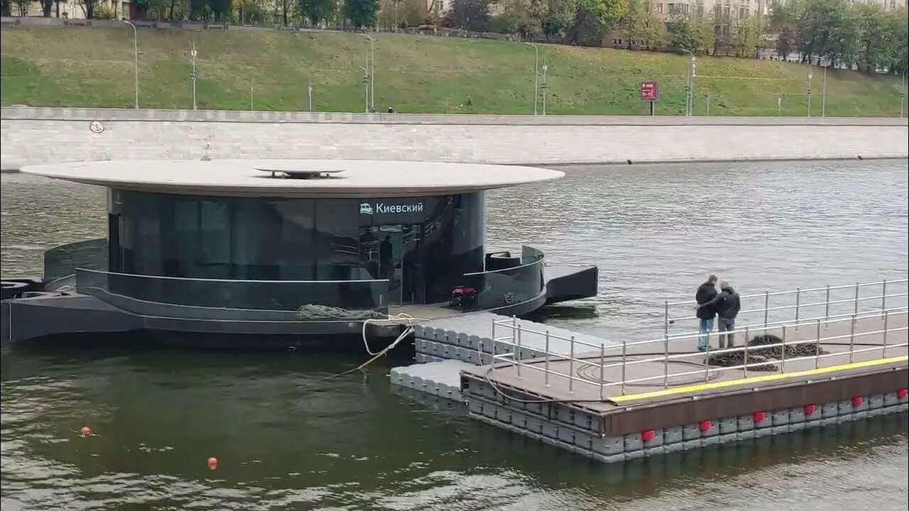 Плавучий причал москва. Причал для электросудов у киевского вокзала. Южный речной вокзал речные трамваи. Маршрут зил -печатники на речном трамвае. Плавучий причал москва.