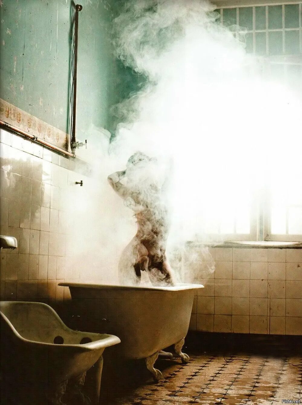 Пошло по комнате дымок. Горячая ванна с паром. Пар в ванной. Ванна с горячей водой. Ванная с дымом.
