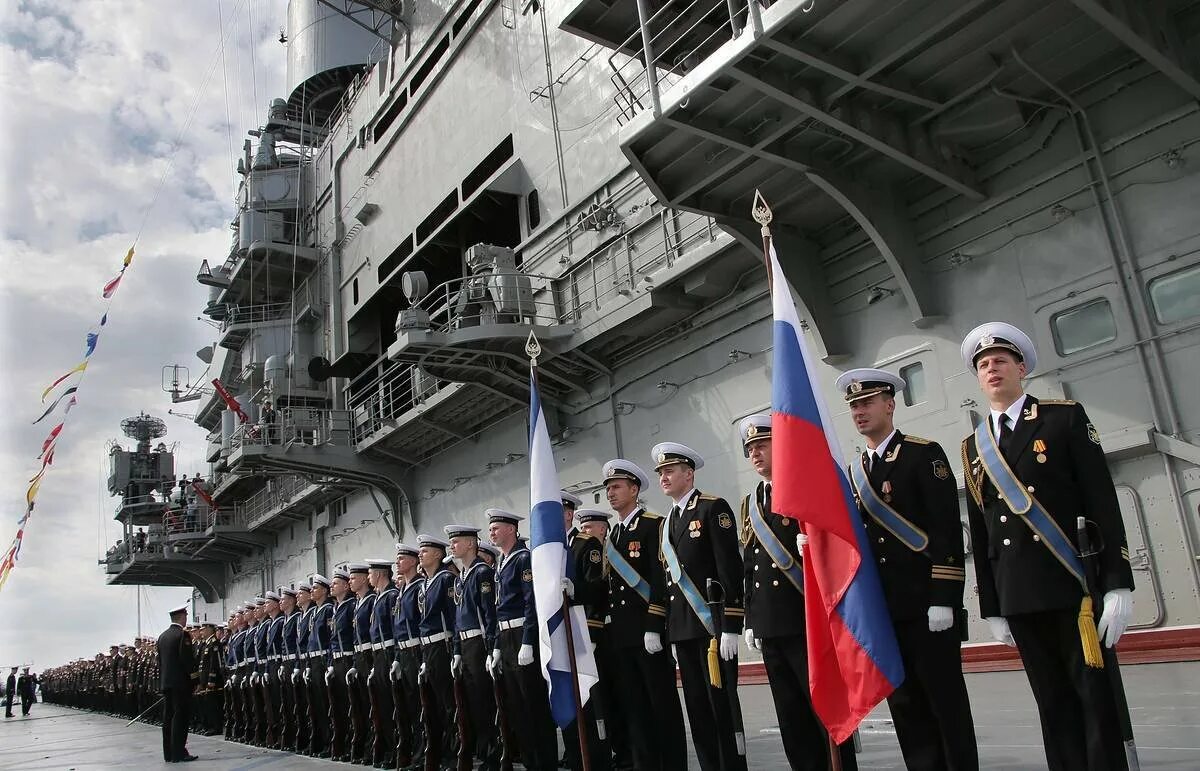 Флота росси. С днем ВМФ Адмирал Кузнецов. Военно морской флот РФ. Экипаж ТАВКР Кузнецов. Флаг ТАВКР "Адмирал Кузнецов".