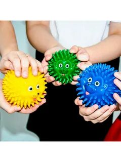 Игра массажным ежиком