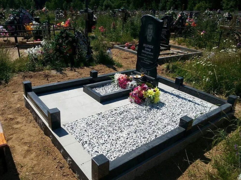 благоустройство могил щебенкой. дымовский гранит крошка благоустройство могилы. мраморная плитка на кладбище. гранитная плитка на кладбище. гранитная плитка диабаз.