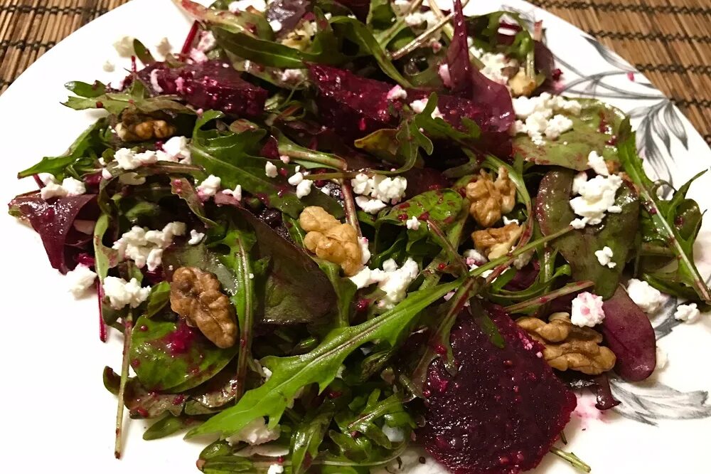 салат из свеклы с зеленью. салат с запеченной свеклой. фета с рукколой и свеклой. свекла фета руккола. салат свекла груша фета.