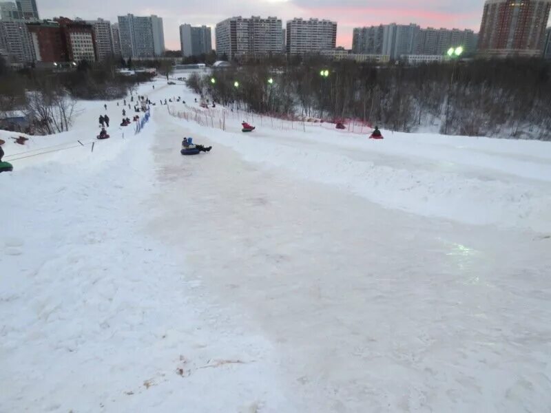 Пр горок пр тихнуть пр норовиться. Горка на Борисовских прудах. Парк 50 летия октября горка. Парк 50 летия октября горка тюбинг. Парк Борисовские пруды зимой.