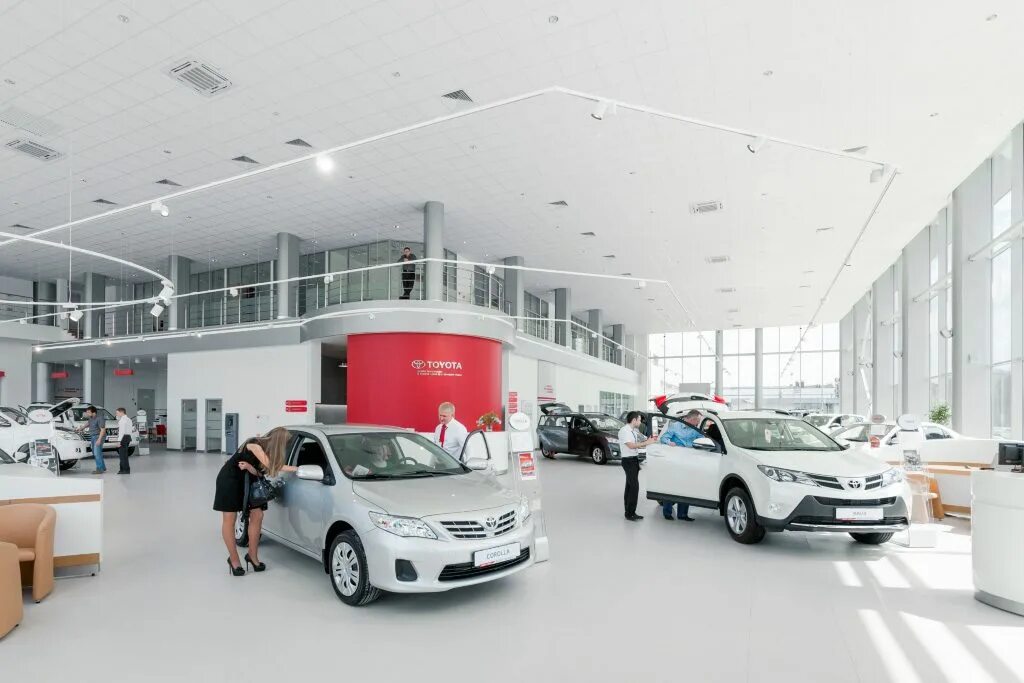 Автосалон изнутри. Салон машин екатеринбург. Детейлинг студия. Машины в автосалоне. Обнови салон екатеринбург окружная 88.