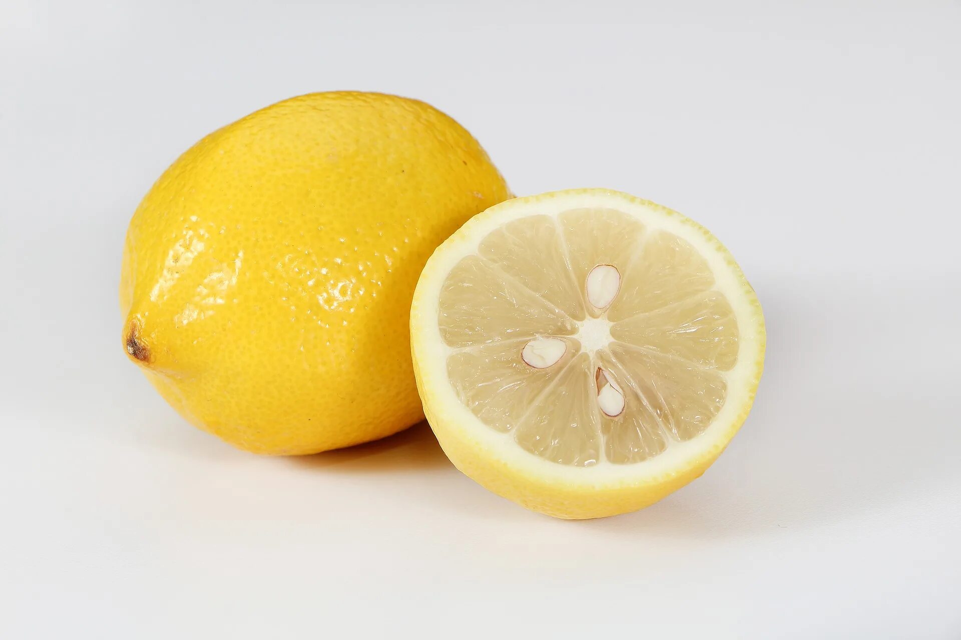 Лимон. Лайм юдзу. Разрезанный лимон. Желтый лайм.