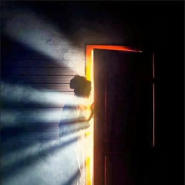 Подсмотрели через дверь. Свет из двери. свет за дверью. дверь со светом. дверь в свету.