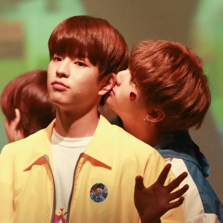 Чонин и т и. Сынмин и чонин. группа stray kids сынмин и хёнджин. сынмин и хенджин поцелуй.