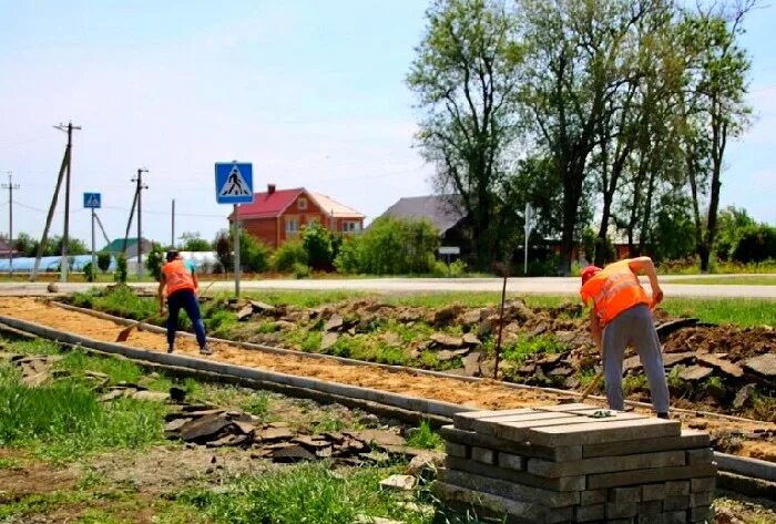 Тротуар в селе. Строительство на селе. Строительство пешеходной дорожки в деревне. Красное село стройка.