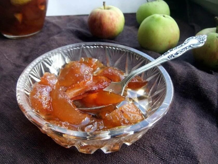 Яблочное повидло на зиму рецепты простой рецепт. Варенье из яблок дольками. Яблочное варенье дольками. Яблочное варенье прозрачное. Варенье из яблок с апельсином на зиму.