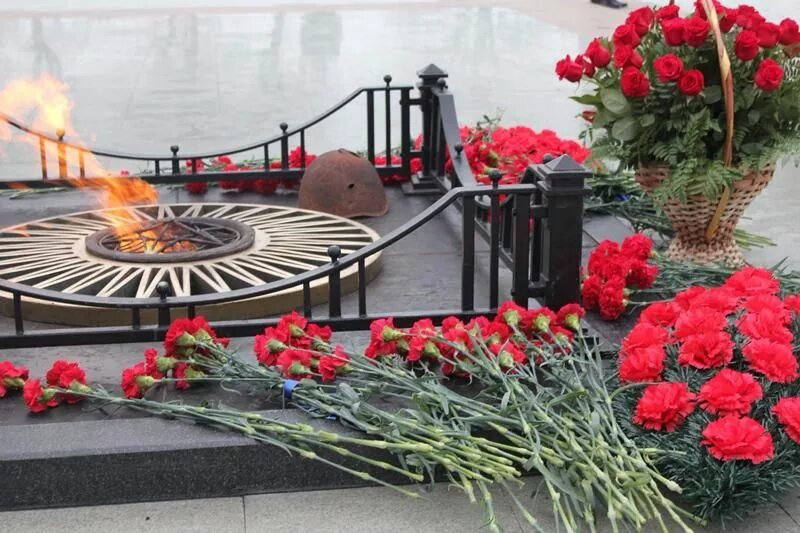 22 июня день памяти и скорби свеча памяти. Перекресток чернышевского и белинского. Свеча памяти ярославль. Надпись из свечей. Ярославль 22 23 июня.