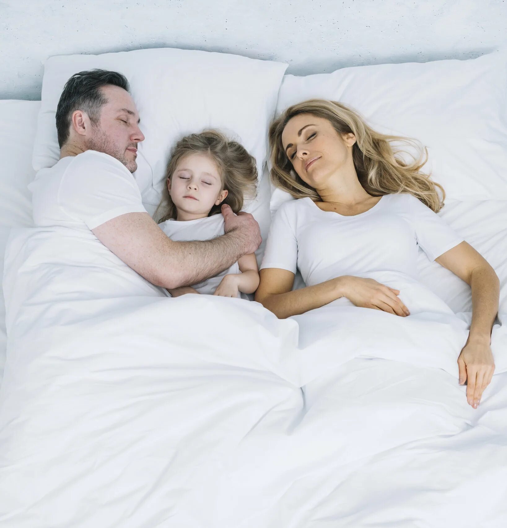 Семья на кровати. Семья в постели. Сон всей семьи.