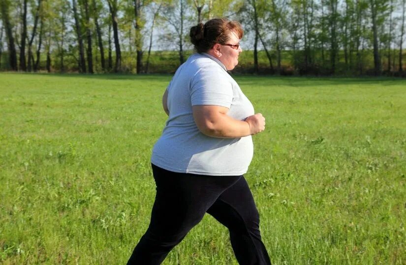 женщина с избыточным весом. ожирение. борьба с жиром. фитнес толстушки. толстые женщины.