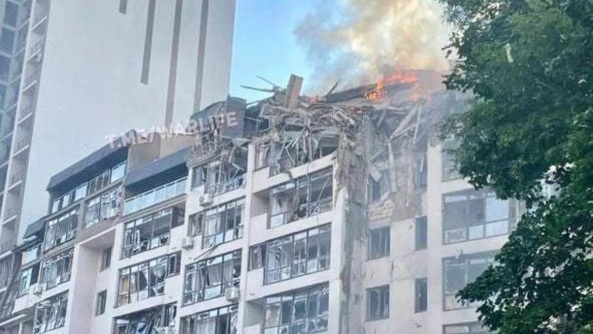 Попадание в жилой дом. Район пятиэтажек. ракета в жилой дом. взрыв в жилом доме. попадание ракеты в жилой дом в киеве.