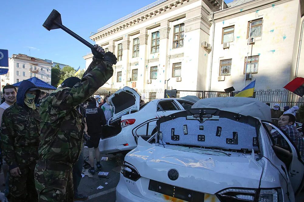 Последние новости сми украины на украинском. Нападение на посольство РФ. Нападение на российское посольство в Киеве. Посольство России в Украине нападение. Посольство России в Украине сейчас.