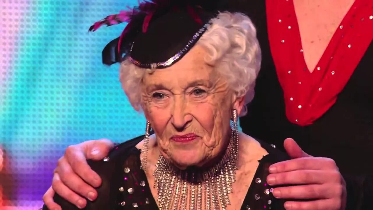 Старые бабушки 80 лет. 80 Летняя бабушка Пэдди Джонс танцует сальсу. Старуха 80 лет. Бабулька 80 лет. Танцующая бабушка Пэди.