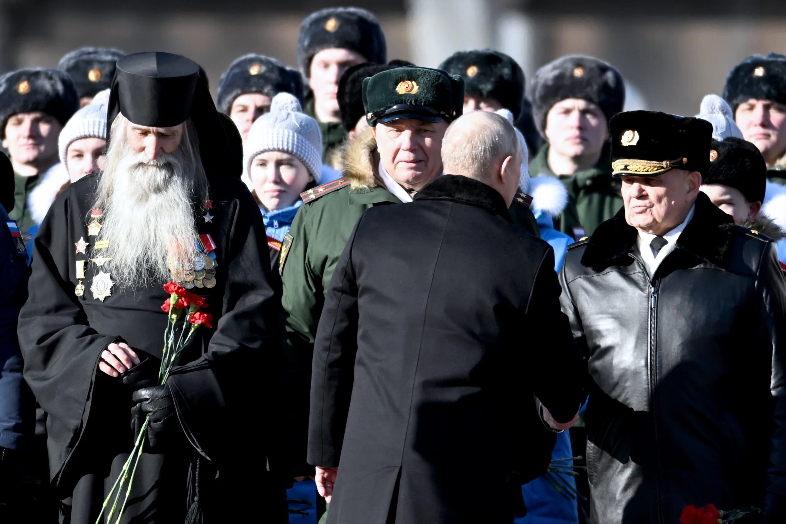 Военный священник. Священники бывшие военные. Возложение цветов к могиле неизвестного солдата. Возложение венков к могиле неизвестного солдата.