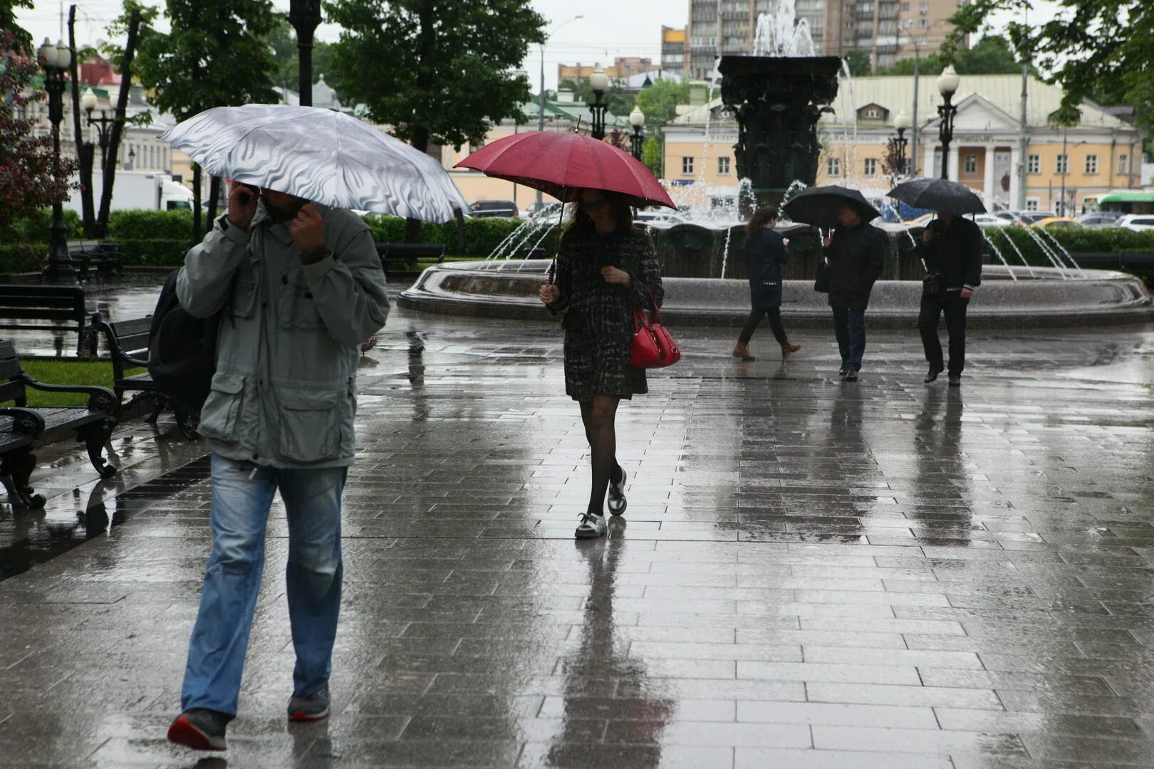 Поставь дождливый день. Дождливый день в Москве. Небольшой дождь. Небольшой дождь в Москве. Пасмурно небольшой дождь.