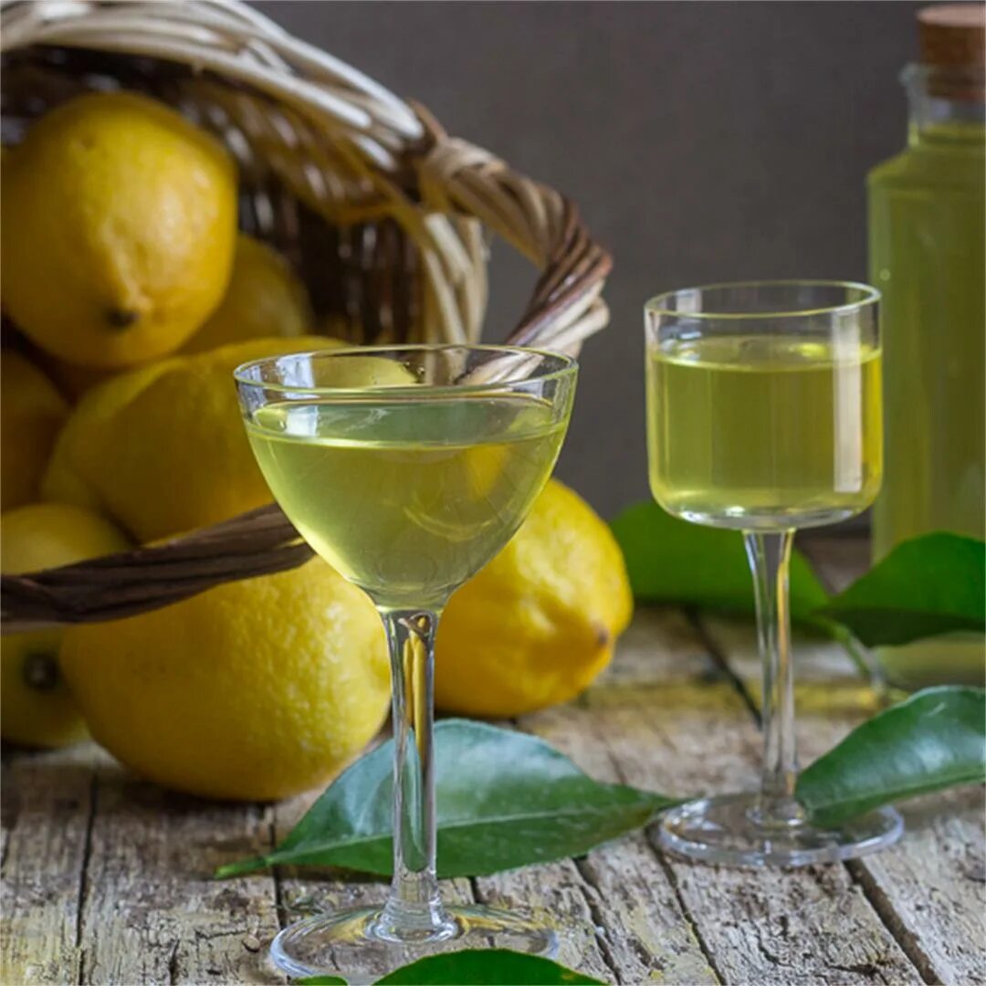 Лимончелло это. Лимончелло коктейль. italian limoncello. лимончелло на столе и закуска. грейпфрукт-лимон ликёр.