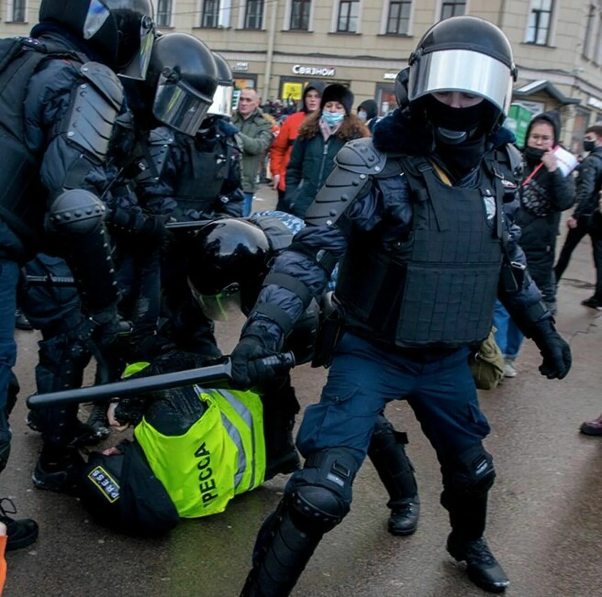 Протесты в Москве. Журналисты и полиция. Петербург протесты полиция. Сотрудники на митинге