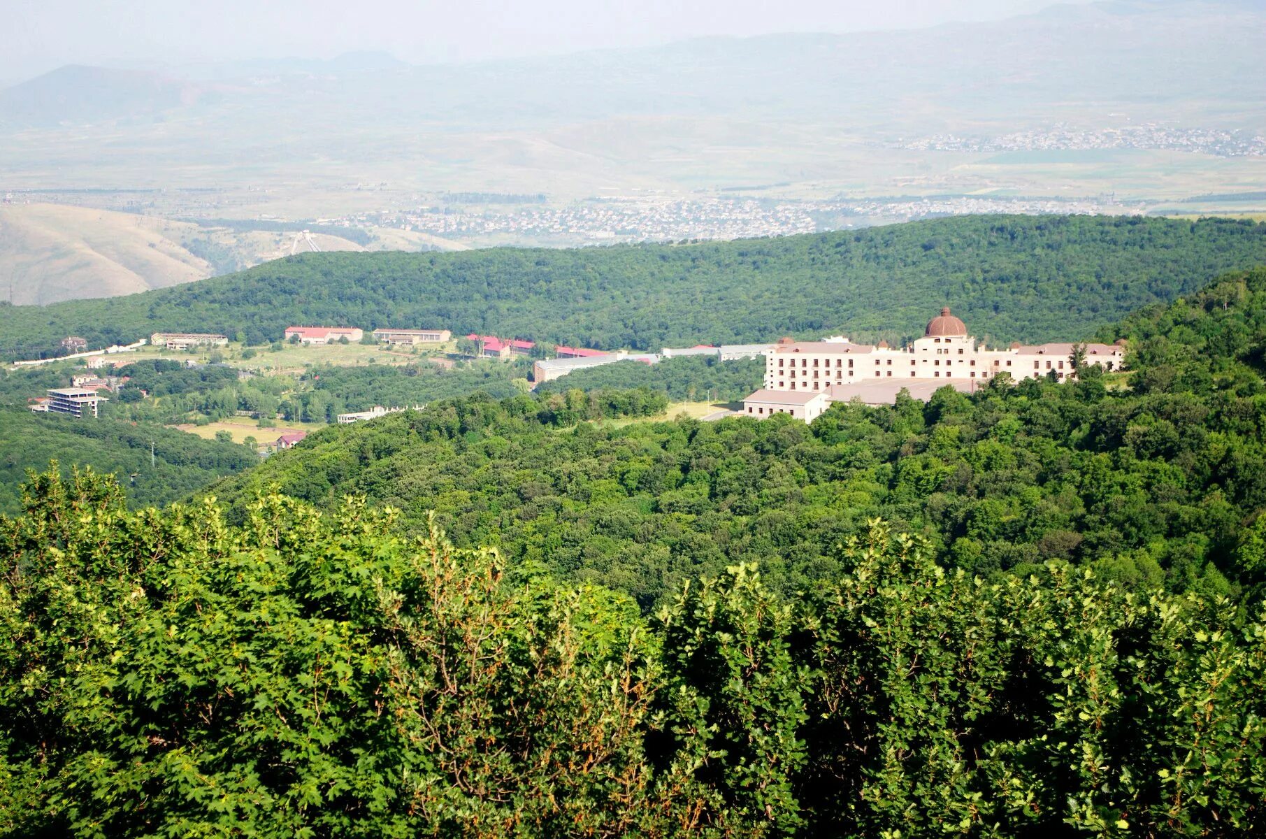 Цахкадзор. Цахкадзор панорама. река в цахкадзоре. цахкадзор вектор. цахкадзор панорамное фото.