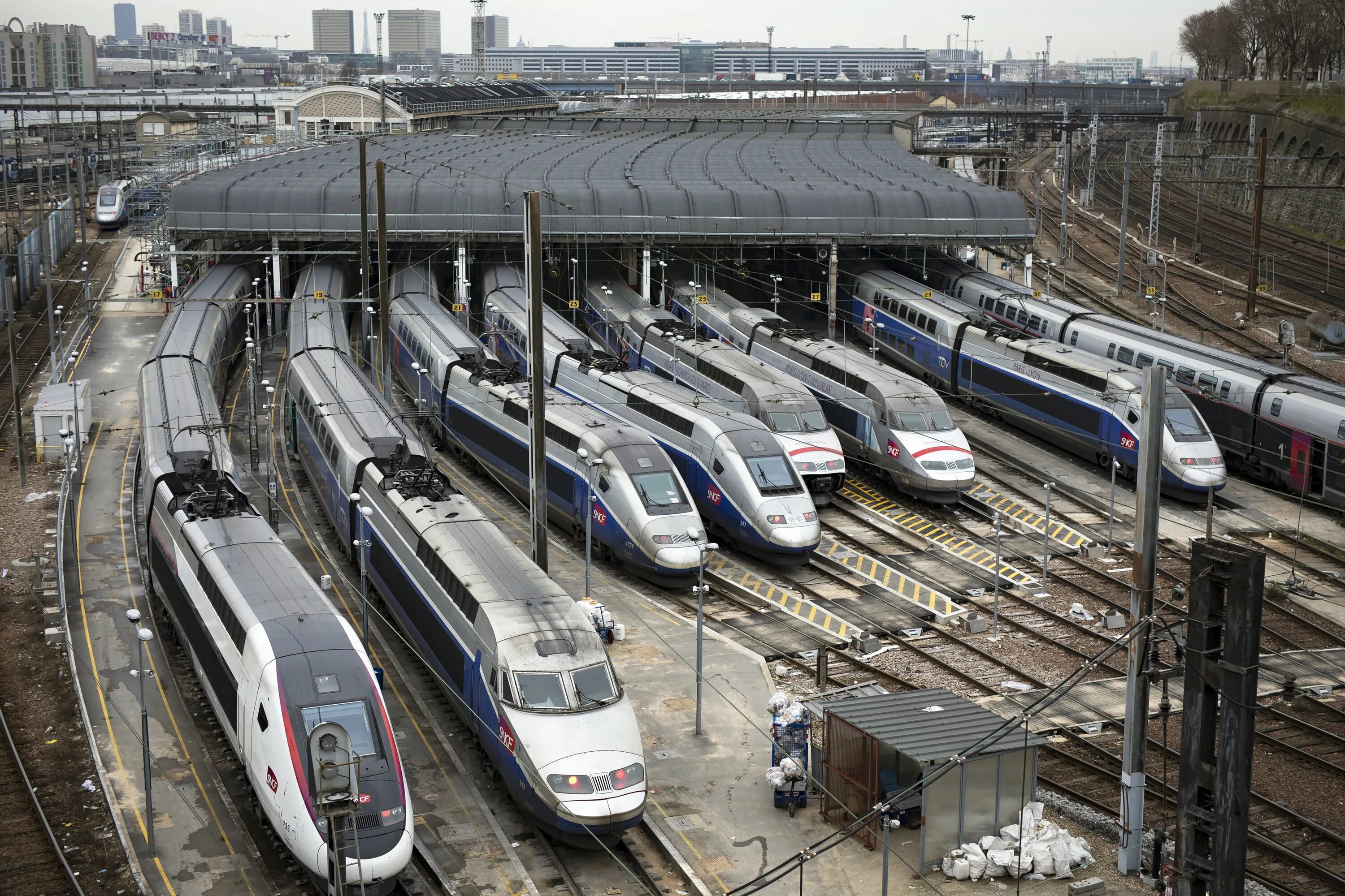 French train. Транспорт Франции. Поезда Франции. Транспортный комплекс Франции. Железнодорожный транспорт Франции.