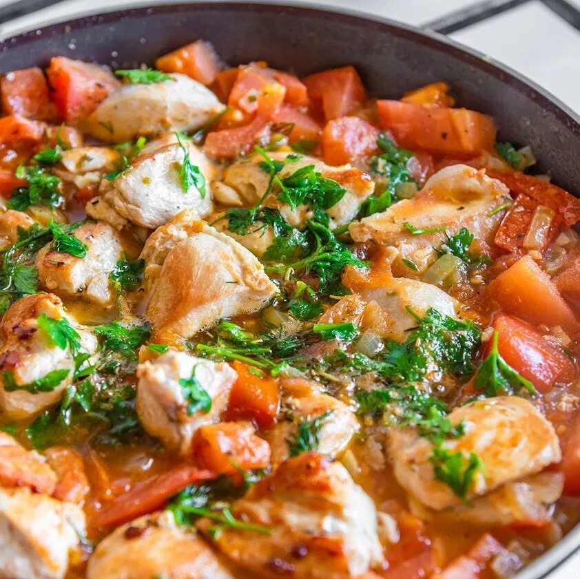 тушеная индейка в белом вине. виды нарезки мяса индейки. филе бедра индейки тушеное. потушить грудку индейки. блюда индейка с овощами.