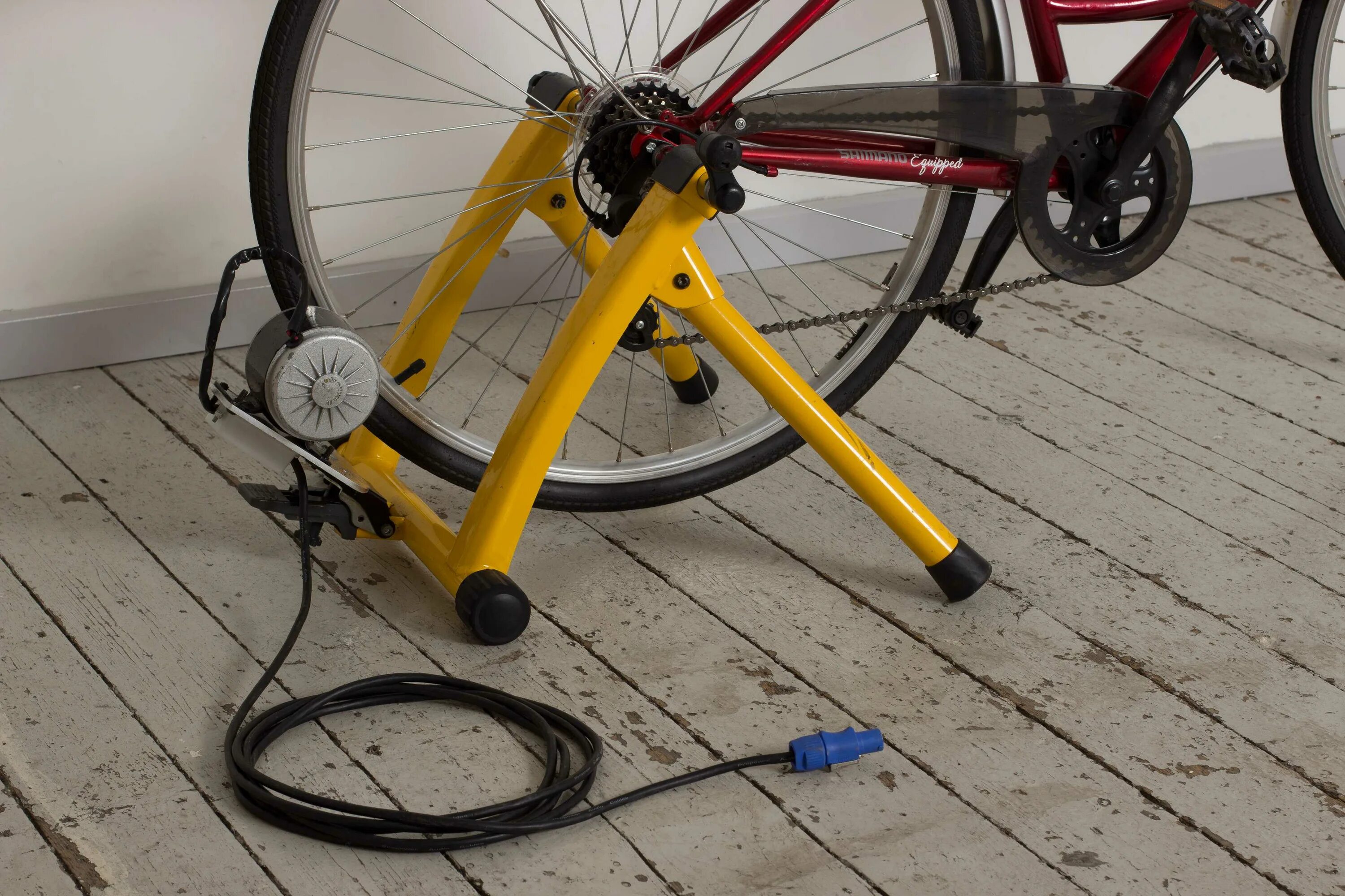 Динамомашина для велосипеда динамо. Динамомашина для велосипеда чертёж. На велосипеде установлен генератор вырабатывающий электрическую энергию. Велосипед генератор электричества. Вырабатывание энергии на велосипеде.