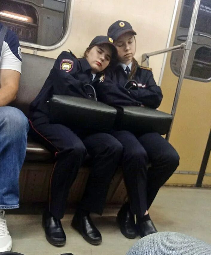 Спящие полицейские. Милиционер у метро. Полицейский в метро. К чему снится полицейский в форме