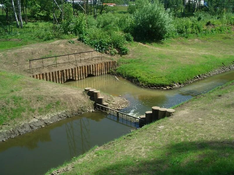 Дом запруд. Лианозовский ручей. Алтуфьевская речка самотёка. Река в Алтуфьево. Река самотека Алтуфьево.