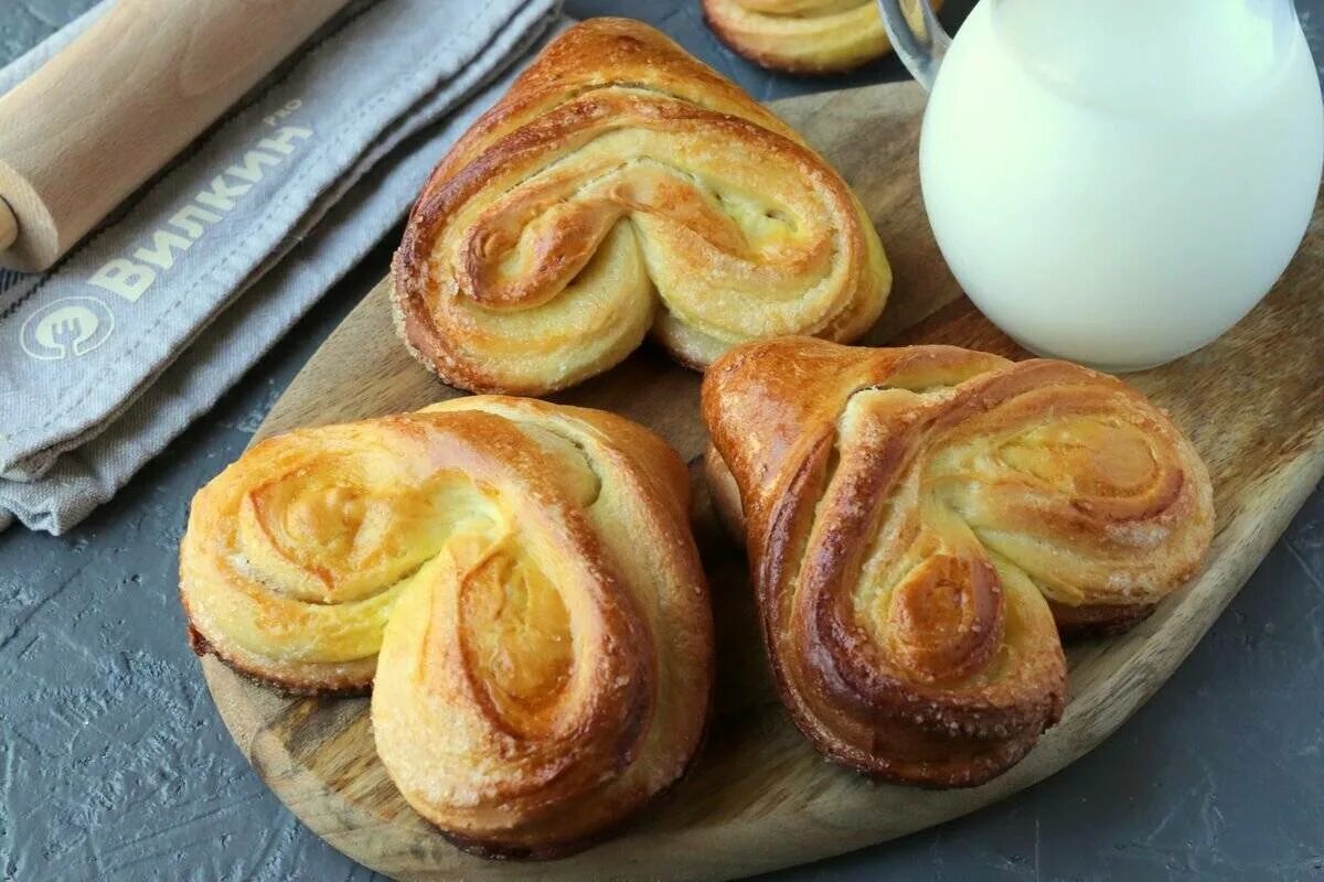 Школьные булочки с сахаром. Московская сдобная булочка. Сдоба Московская плюшка. Сахарные булочки. Плюшки с сахаром.