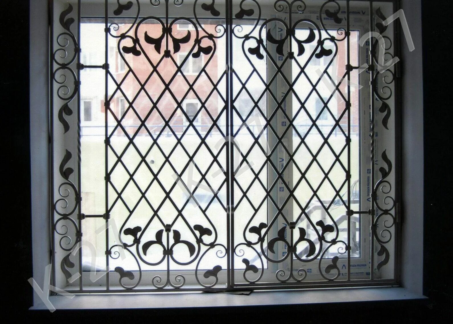 витражи решетки. витражи решетки. французские решетки на окна. решетка в витраже. кованые решетки на окна.