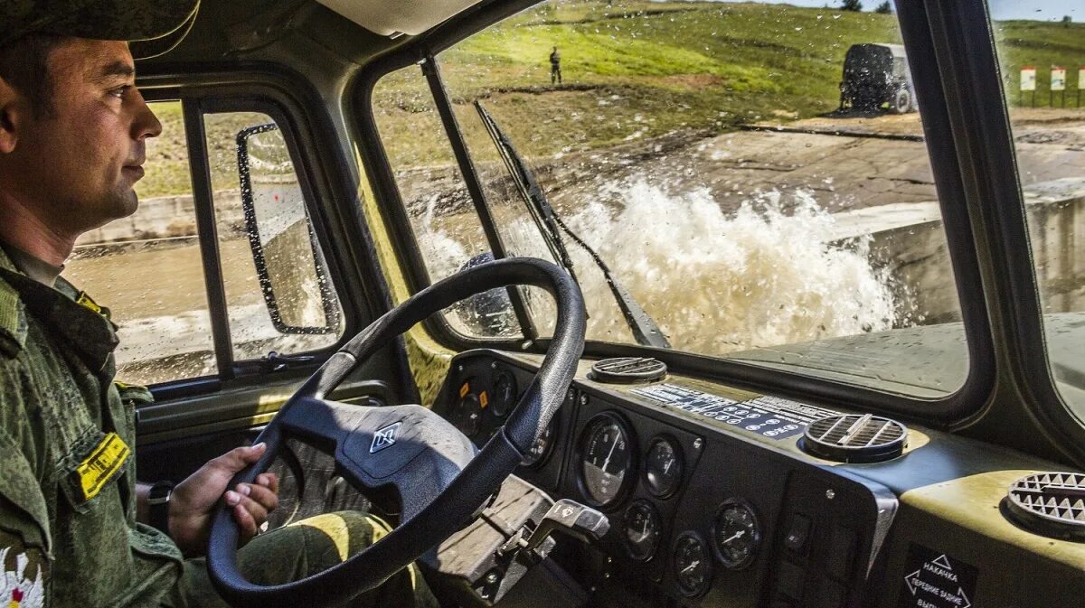 Водитель вб. Военный водитель. Водитель в армии. Военные водители России. Солдат водитель.