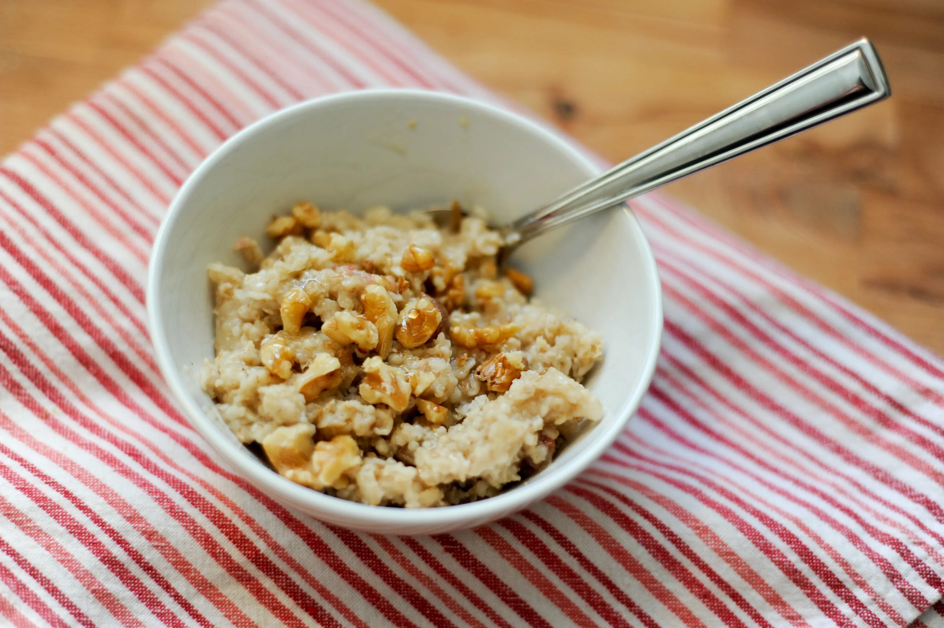 Кусочек каши. Овсянка с орехами. Каша овсяная с орешками. Овсянка с медом и орехами. Овсяная каша с медом и орехами.