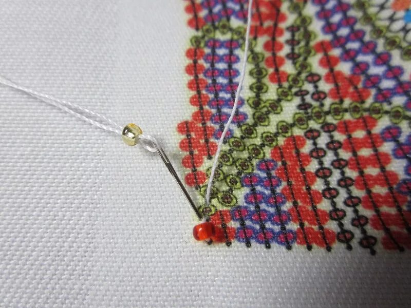 Уроки вышивания бисером. Вышивка бисером для начинающих видео. Вышивать из бисера для начинающих. Вышивка бисером для начинающих пошагово. Техника вышивания бисером для начинающих пошагово видео.