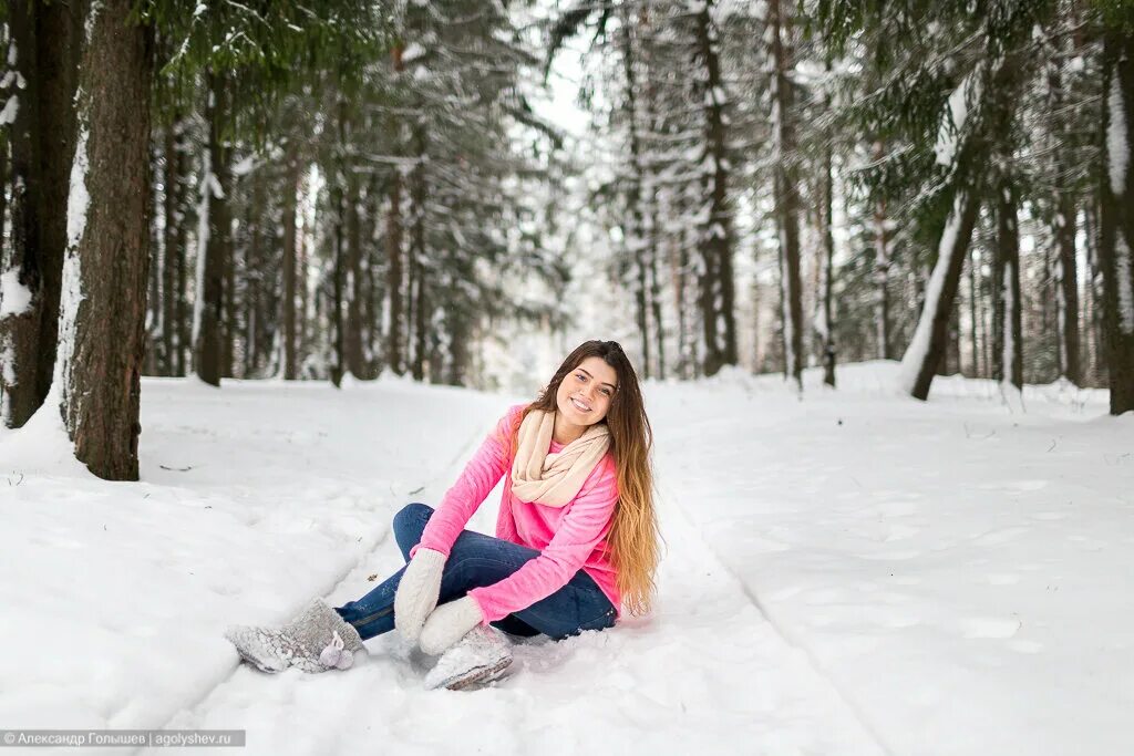 зимняя прогулочная фотосессия. зимняя фотосессия на улице. девушка зимой в лесу. фотопрогулка зимой. зимние фотосессии девушек.