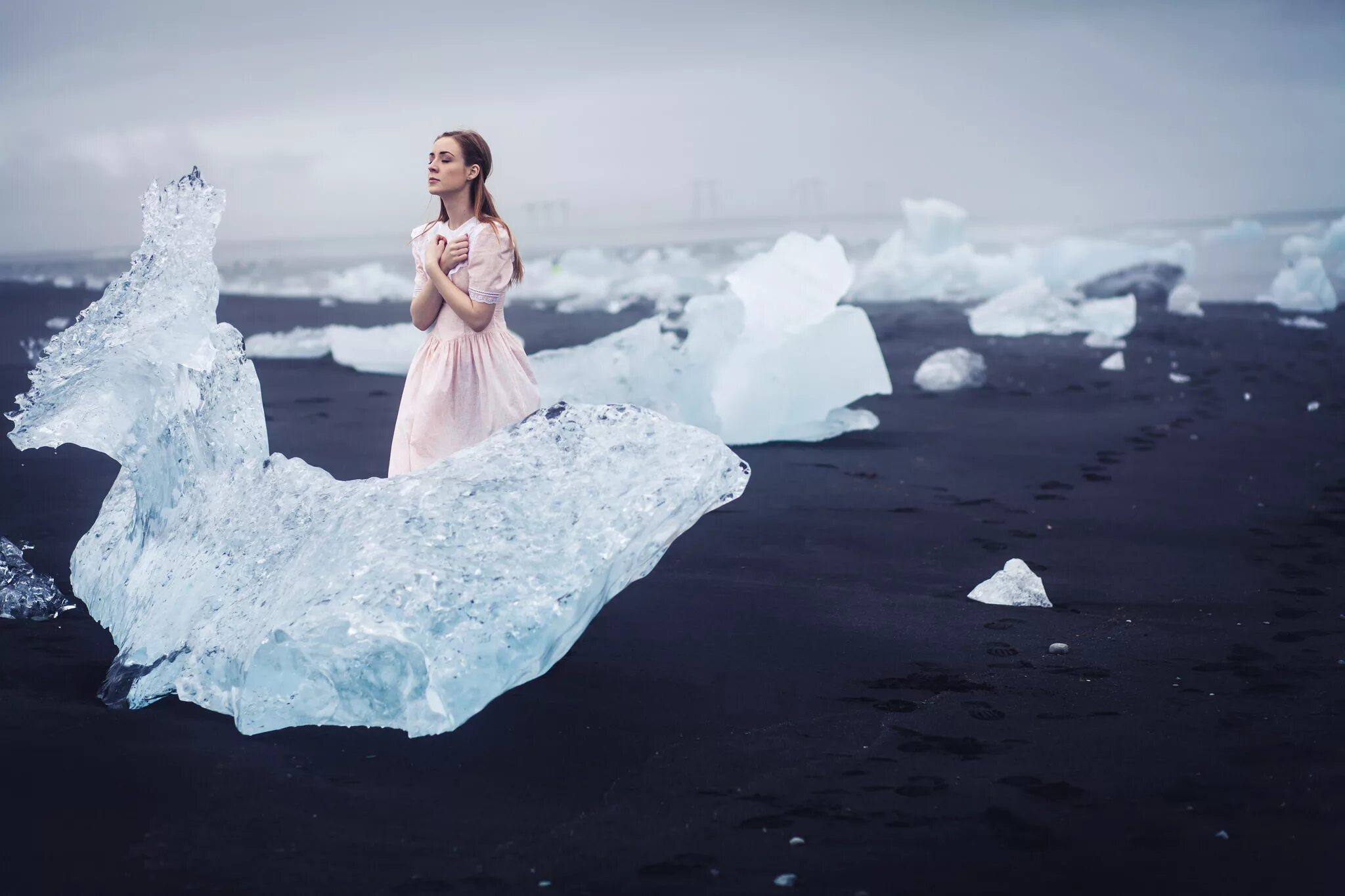 Растаял лед песня девушка. Девушка во льду. Фотосессия на Байкале зимой в платье. Фотосессия на Байкале в платье. Фотосессия на льду.