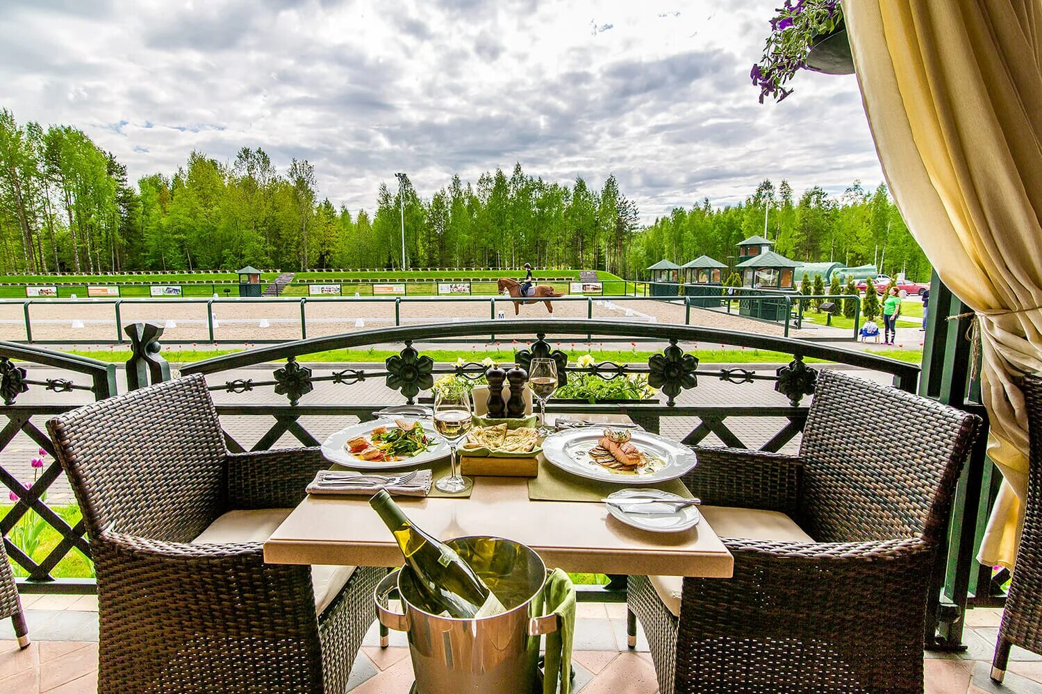 Веранда Riverside Лужники. Поместье парк серебряный Бор. Грин парк веранда в Домодедово. Веранда серебряный Бор.