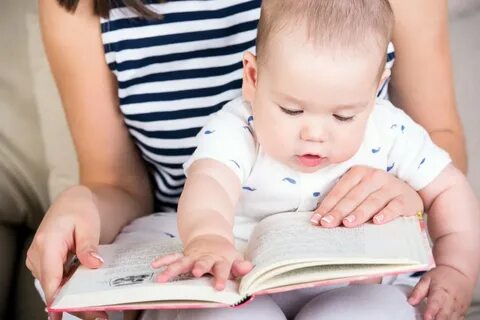 Ребенок учится читать книги