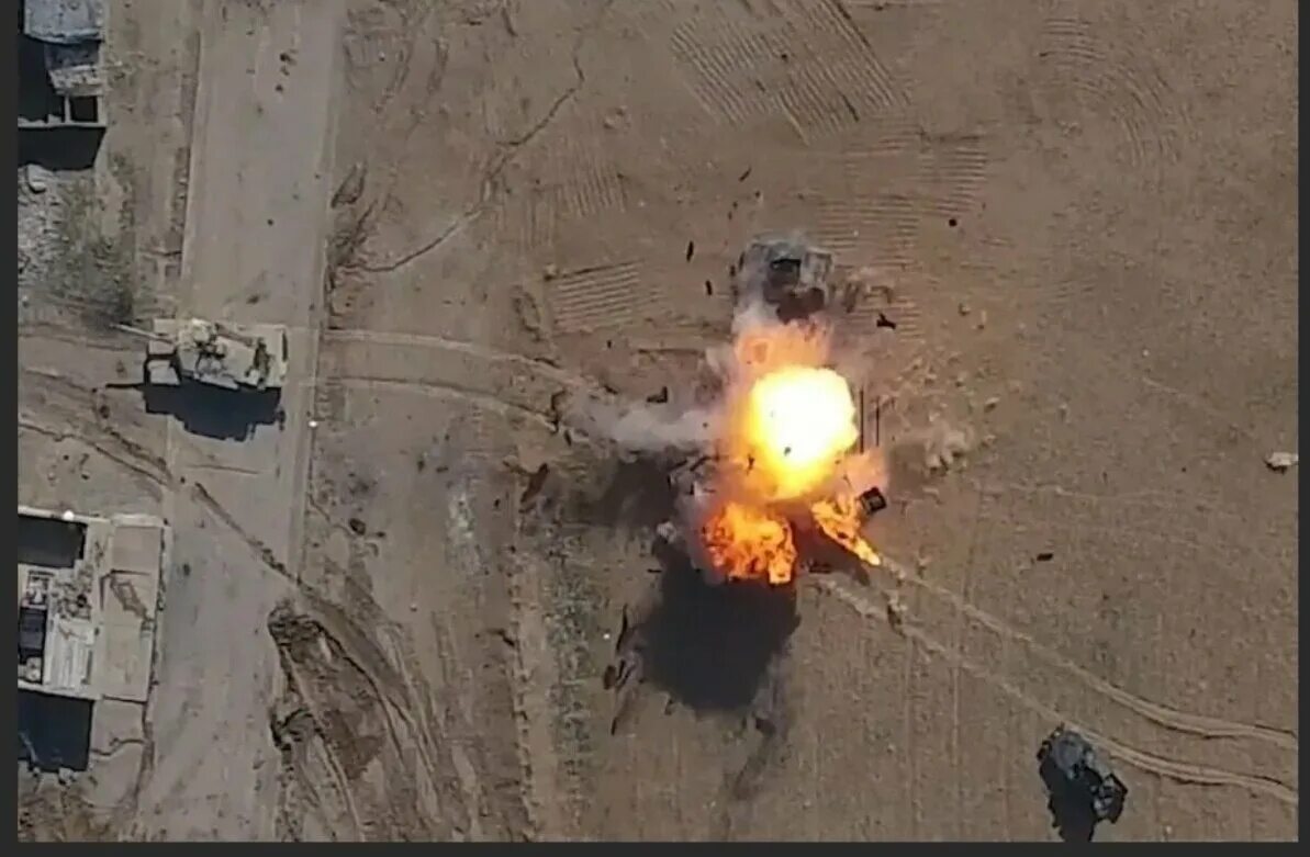 Разрыв мины. Удар беспилотника. Вид с беспилотника Сирия. Сбрасывание бомб с беспилотника. Съемка с беспилотника в Сирии.