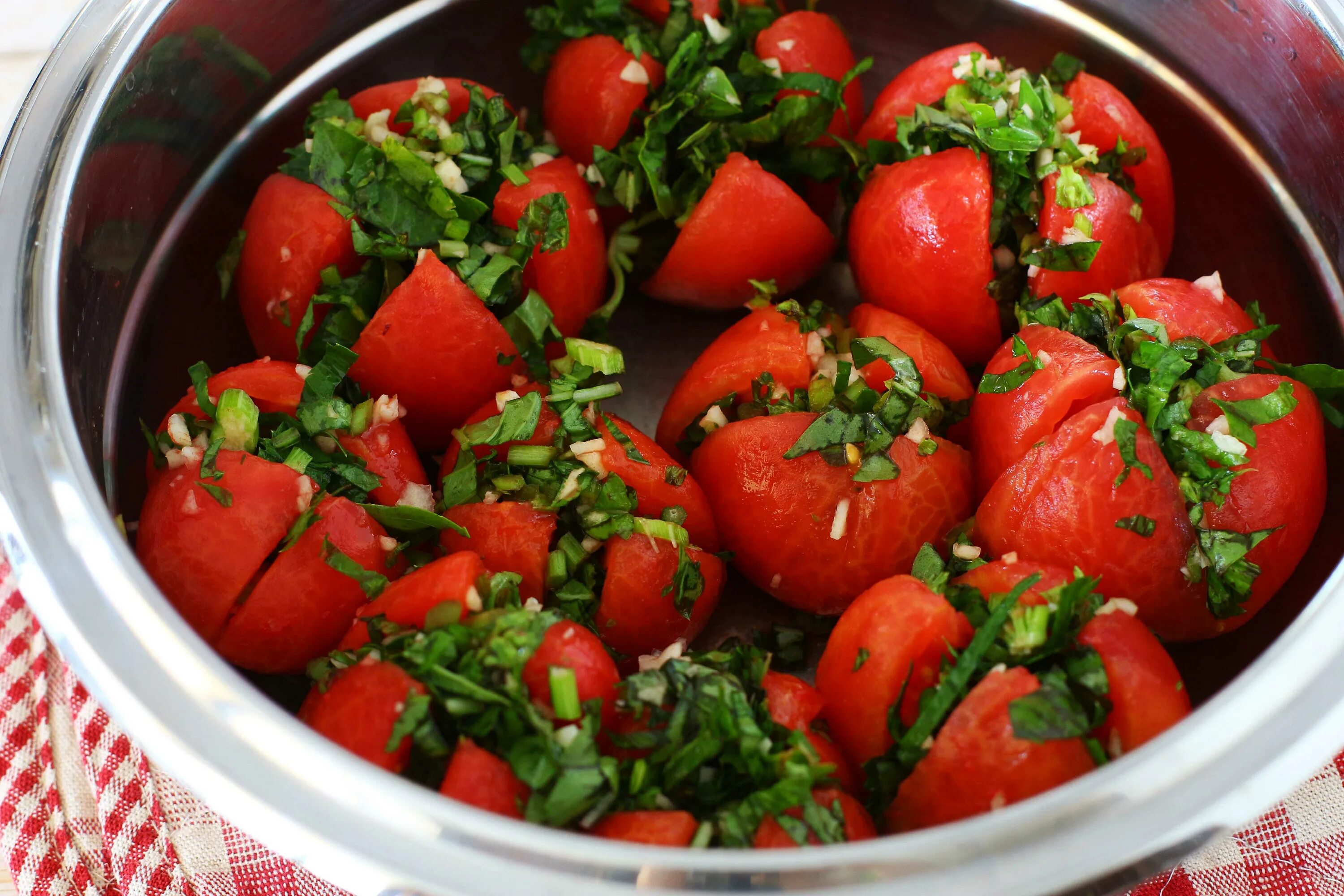 Приготовить вкусные помидоры на зиму. Малосольные помидоры. Помидоры малосольные фарширов. Помидоры и зелень. Помидоры с чесноком и зеленью.