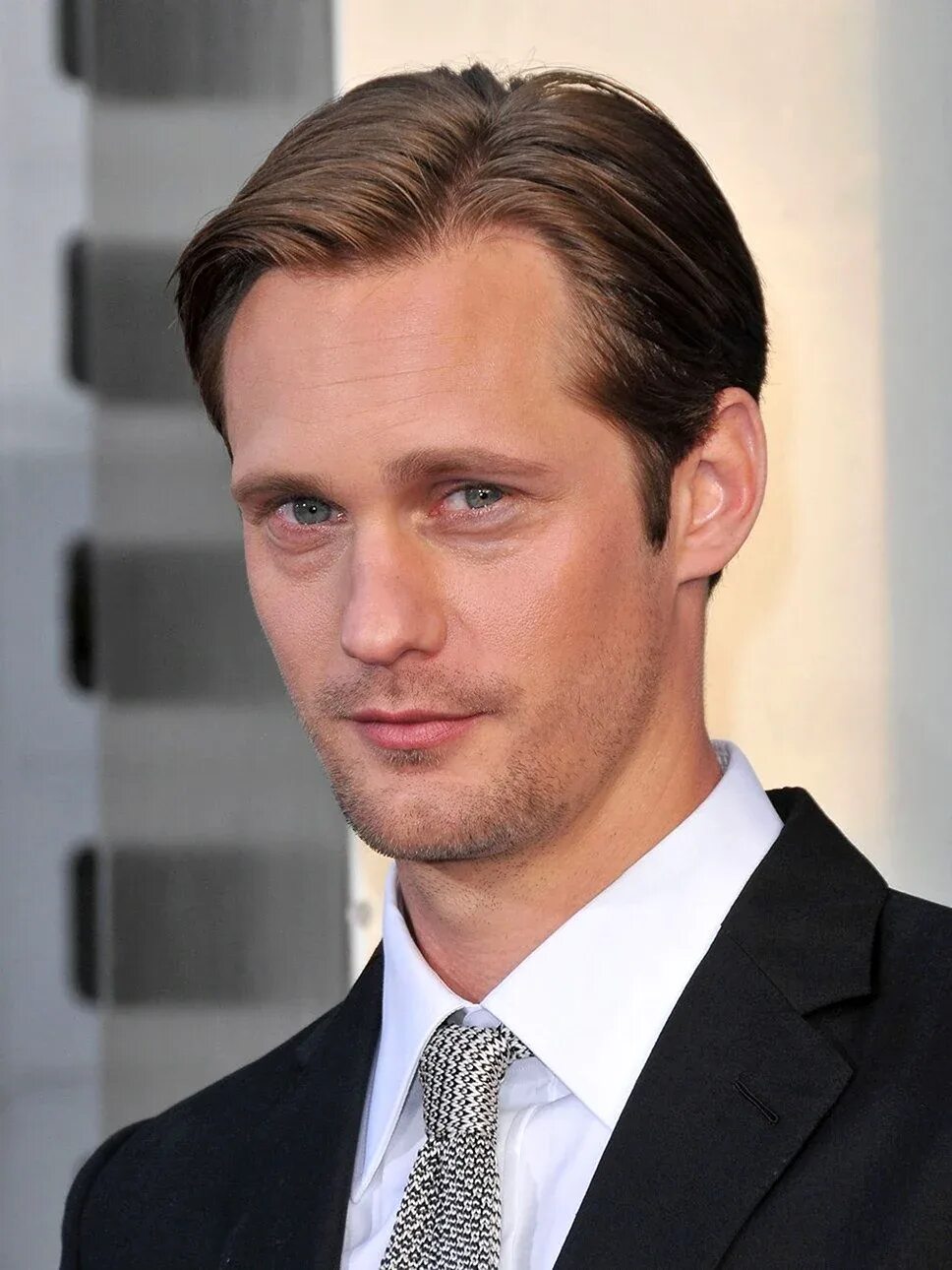 Удлиненные мужские стрижки. Alexander skarsgård длинные волосы. Джонни диллинджер джонни депп. Мужская прическа в стороны. Удлиненное стрижка мужская.