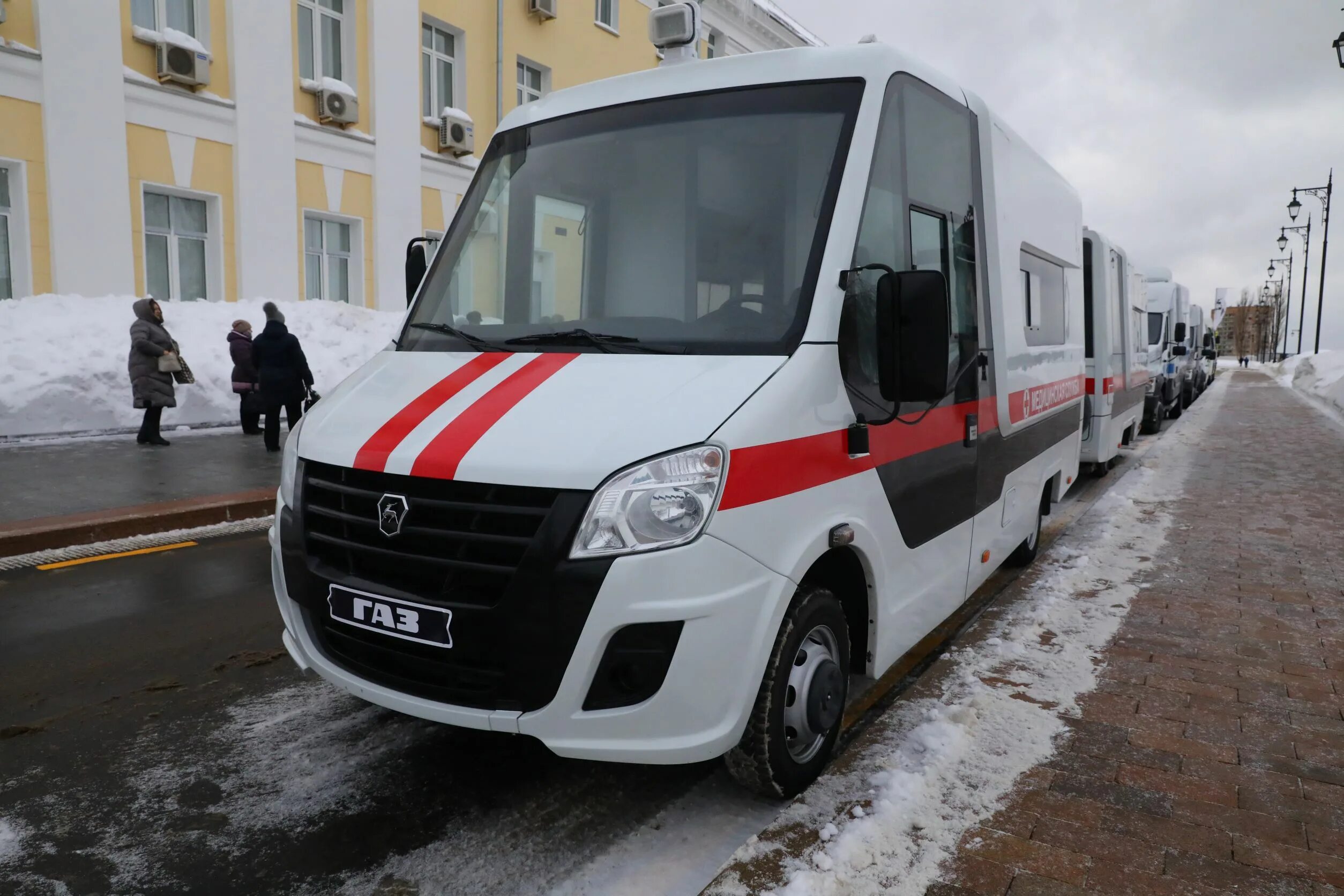 600 работникам