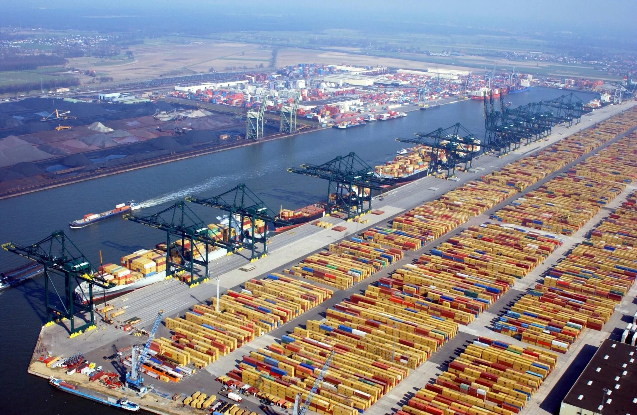 Морской торговый порт Антверпен Бельгия. Морской порт Шанхай. Порт Роттердам. Экономика Бельгия порт Антверпен. Самая большая промышленность