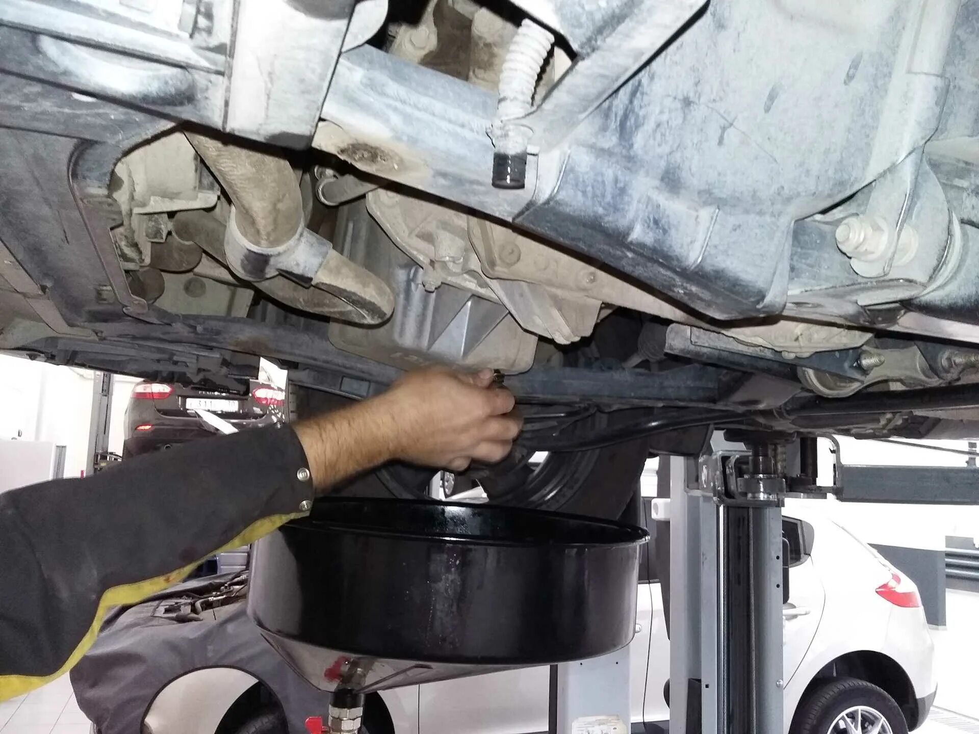 Слитое моторное масло. Моторное масло двигатель. Замена масла двигателя своими руками видео. Доливка масла. Слить масло с двигателя.