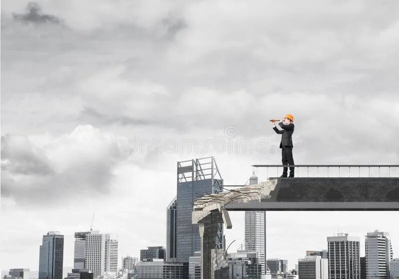 В пути. Бизнесмен с коробкой. Мужчина идет по дороге. Ищу сток. Человек на дороге.