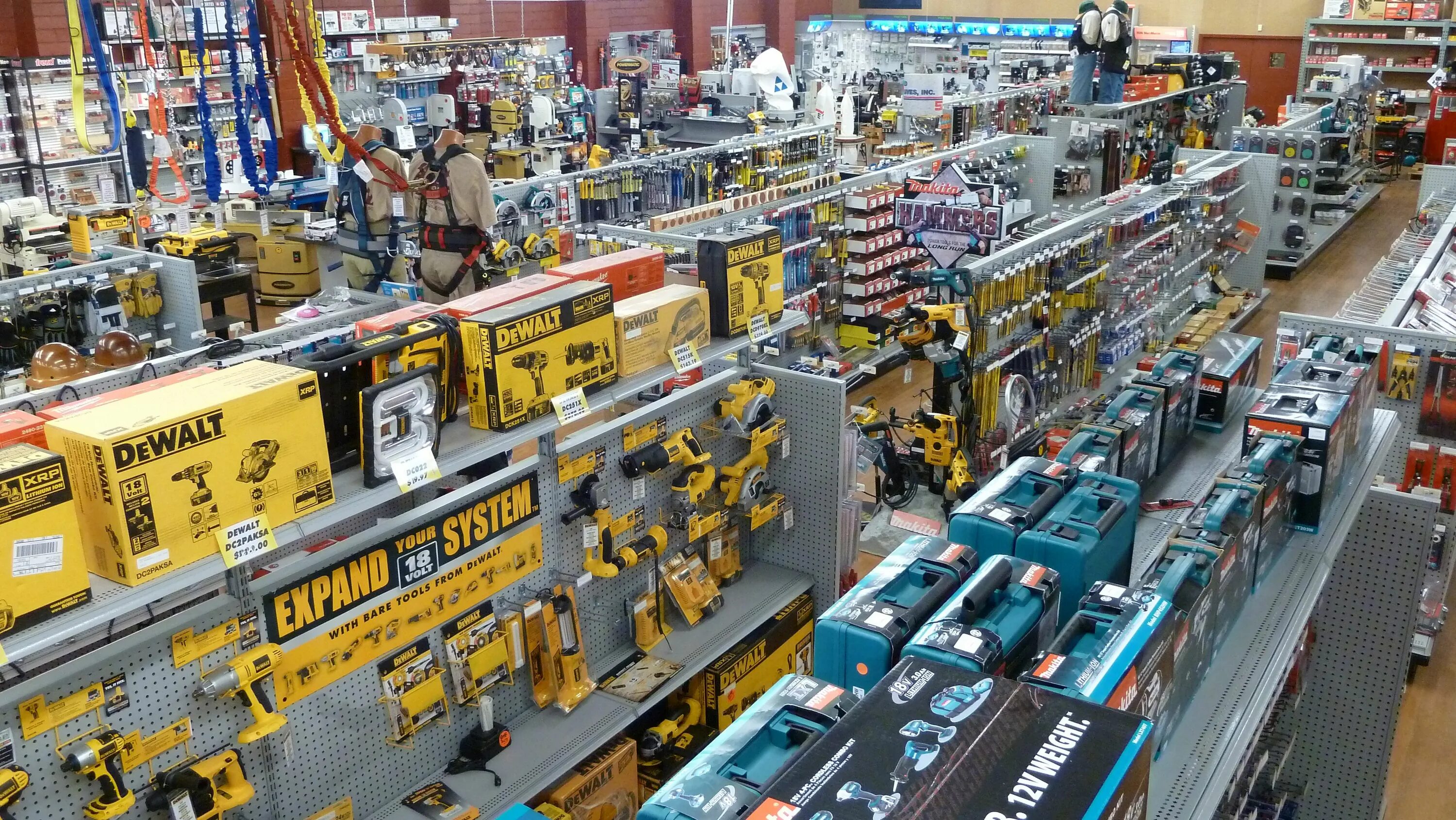 магазин строительных материалов. склады в америке. оптовые торговля инструментом. выкладка электроинструмента. электроинструмент витрина.