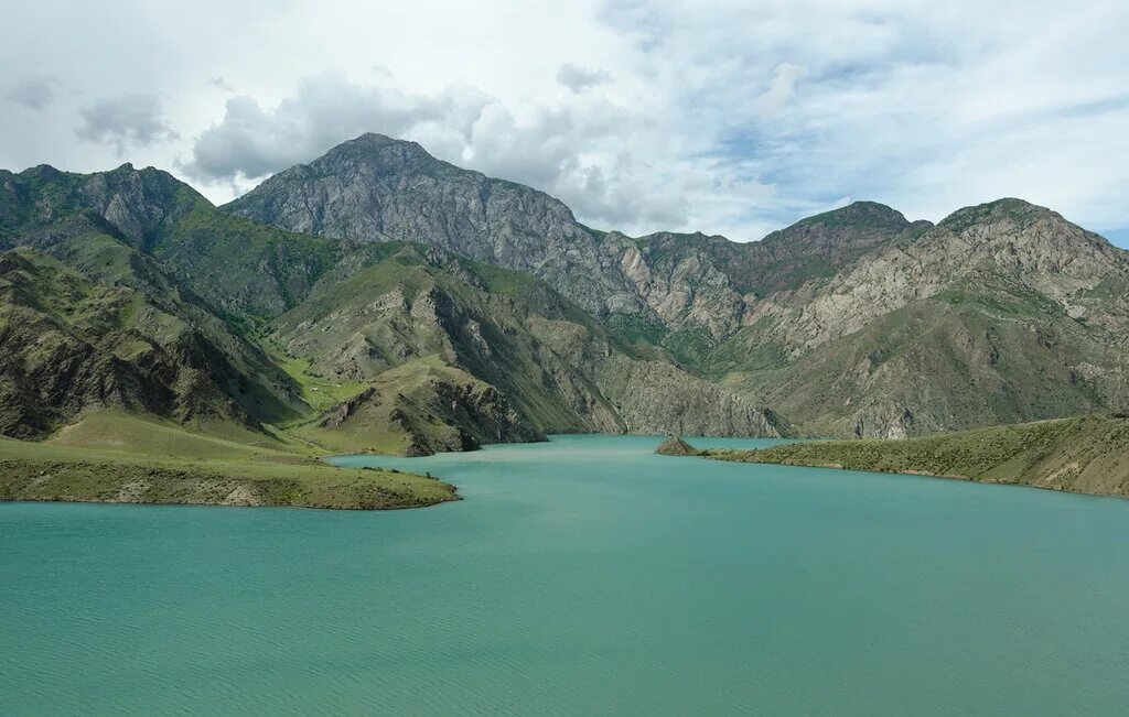 Южная киргизия. Пржевальск Киргизия. Пейзаж Кыргызстана. Северный Кыргызстан. Кыргызстан озеро на вершине.