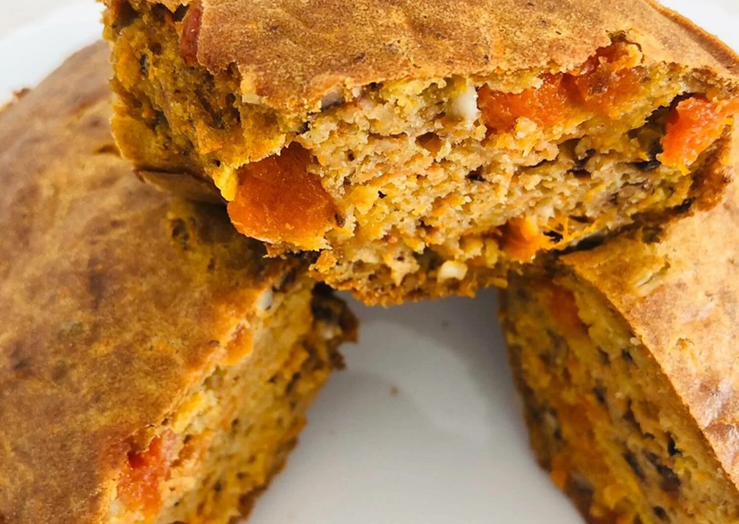 Морковный пирог с грецкими орехами. Кекс из моркови. Самый вкусный морковный кекс. Морковный кекс. Кекс с морковью и грецкими орехами.