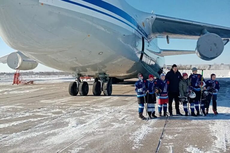 Малый борт. Ан 124 грузовой отсек. борт самолета. ан-124 перевозит самолет. самолет на катках.